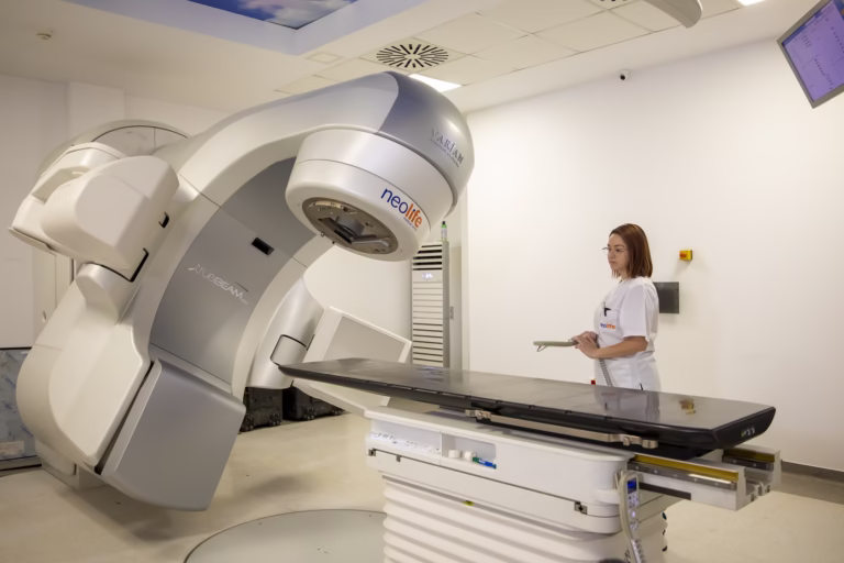 Radioterapia pe înțelesul tuturor – cum funcționează și de ce este sigură